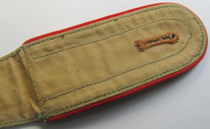 Single, WH (Luftwaffe) 'tropical-issued' NCO-type shoulderstrap (as was specifically intended for usage on the tropical-shirts ie. tunics) as was specifically intended for an: 'Uffz. der Flakartillerie-Trpn.'