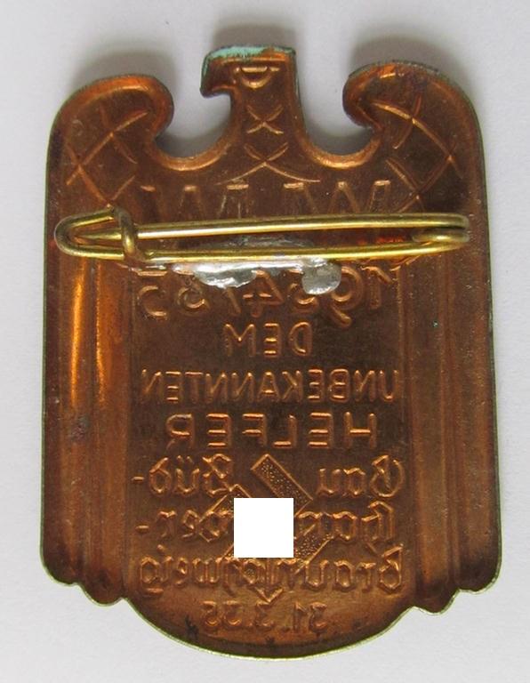 Attractive -WHW- (ie. 'Winterhilfswerke'-) related day-badge (ie. 'tinnie'), as was issued to commemorate the: 'WHW-Tag - Dem unbekannten Helfer - Gau Süd-Hannover - Braunschweig - 31.3.1935' - nice condition!