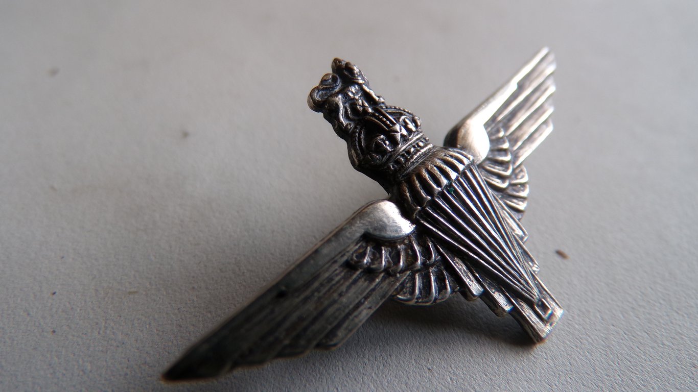 Parachute Regiment Collar Badge / Cap Miniature