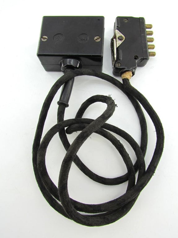 Wehrmacht Brustmikrofon 33 in Original Pouch