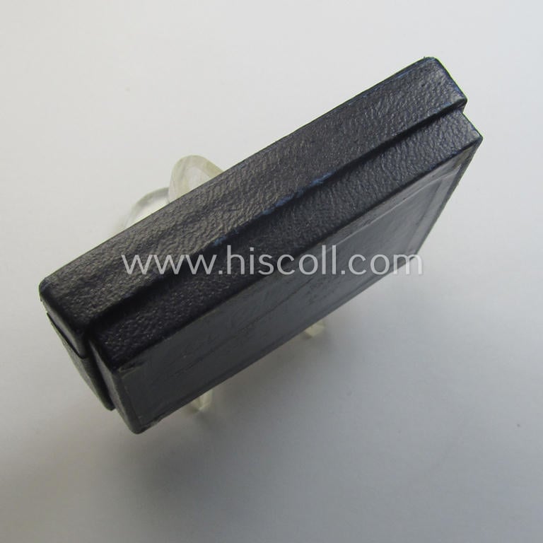 'Verwundeten-Abzeichen in Schwarz' being a maker- (ie. 'L/53'-) marked example by the company: 'Hymmen & Co.' and that came stored in its typical 'LDO'-type etui (ie. two-pieced-box)