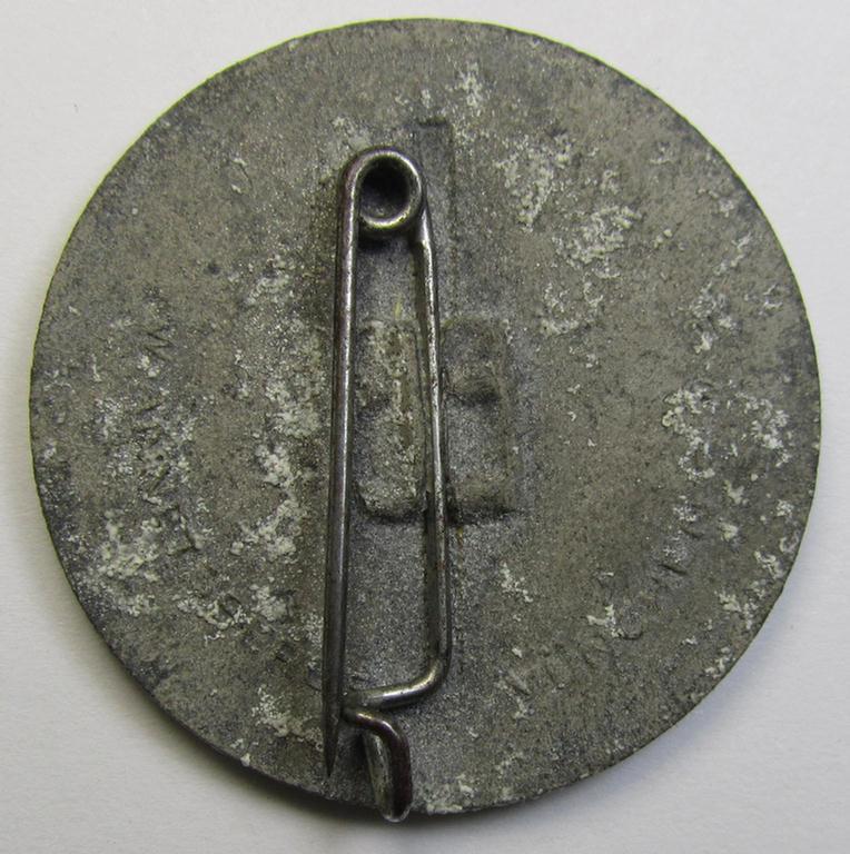 Attractive - and rarely seen! - HJ- (ie.'Hitlerjugend'- or: 'Reichsstudentenführung'-) related day-badge (ie. 'tinnie') being a silverish-toned- and typical 'Feinzink'-based example as was issued to commemorate the: 'Studentische Erntehilfe...