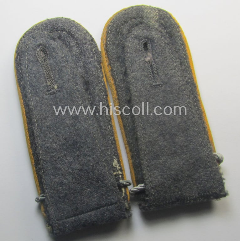 Truly used - and fully matching! - pair of WH (Luftwaffe) NCO-type shoulderstraps as piped in the golden-yellow-toned branchcolour as intended for a: 'Feldwebel u. Offiziers-Anwärter der Flg. o. Fj-Trpn. u. Mitglied einer Kriegsschule'