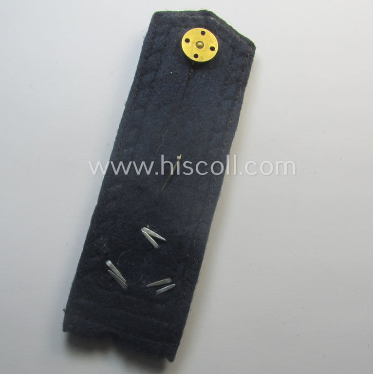 Single, (I deem) early-war-period so-called: 'M40'-pattern, WH (Kriegsmarine) tailor-made, NCO-type shoulderstrap as was intended for usage by a: 'Stabsfeldwebel eines Küsten-Artillerie-Abtgs.'