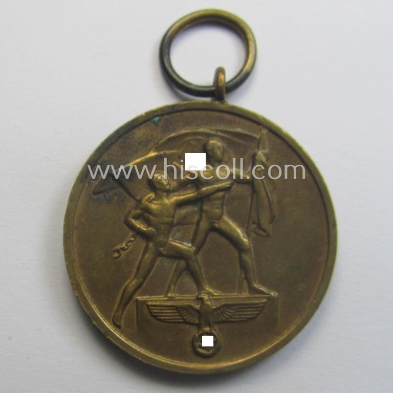 WH Memelland 'Anschluss'- (ie. occupation-) medal: '22 März 1939' (being a minimally used example of the so-called: 'slanted G'-type) that comes together with its original non-confectioned ribbon (ie. 'Bandabschnitt')