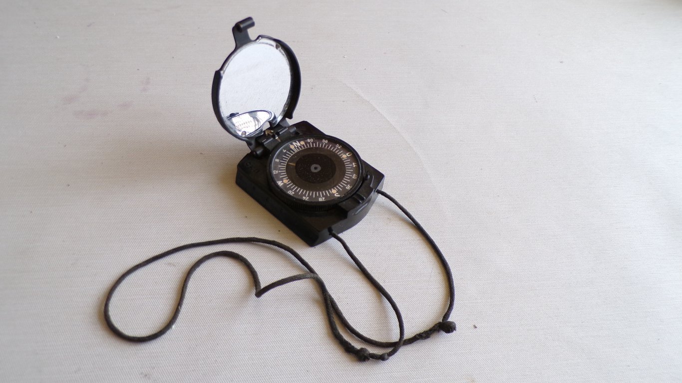WH Bakelite Marching Compass - cxn