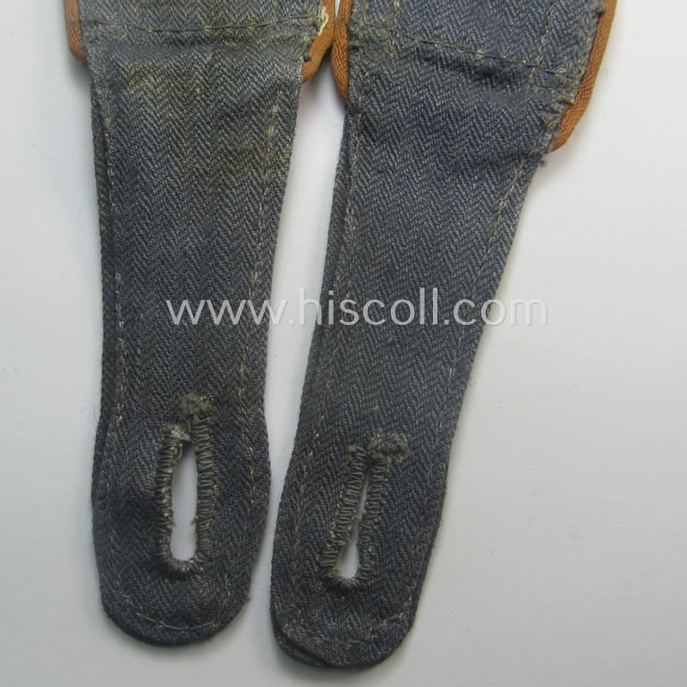 Superb - fully matching and with certainty rarely seen! - pair of WH (Luftwaffe) NCO-type shoulderstraps as executed in HBT-type cloth as was intended for usage by an: 'Unteroffizier der Nachrichten-Trpn.'