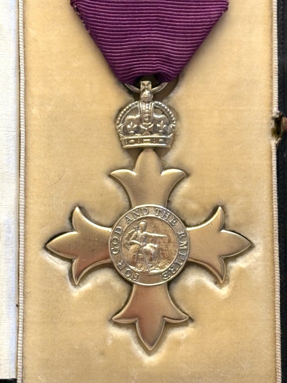 STUNNING AUTHENTIC ORIGINAL BRITISH WWI 1917 CASED OBE STERLING SILVER MEDAL.
