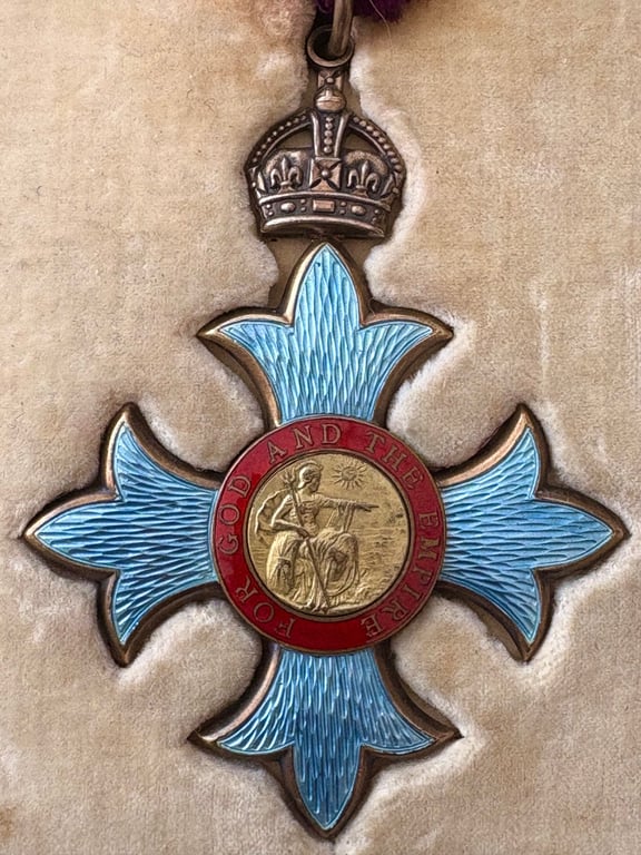 HARD TO FIND WW1 1917 BRITISH CASED 1ST TYPE MILITARY CBE MEDAL.