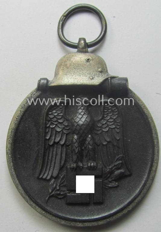 Medal-set: 'Winterschlacht im Osten 1941/42' as produced by the: 'Deschler u. Sohn'-company being a clearly maker- ie. '1'-marked specimen that came stored in its original 'Zellstoff'-based pouch of issue as found