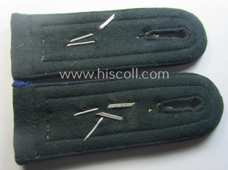 Pair of WH (Heeres), 'cyphered', so-called: 'M36 o. M40'-NCO-type shoulderstraps as was intended for usage by an: 'Oberfeldwebel einer Sanitäts-Abteilung und Mitglied einer Ärtzlichen Akademie des Heeres'