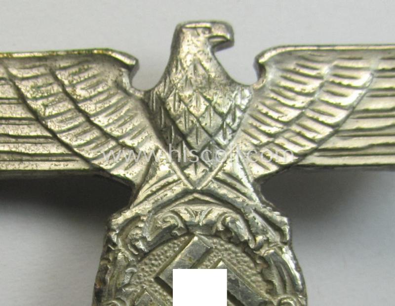 Superb, 'Wiederholungsspange zum EK I. Klasse' being a non-maker-marked example as executed in (tarnished) silver-toned 'Buntmetall' as was produced by the: 'Otto Schickle'-company and that comes in a wonderful- and untouched, condition