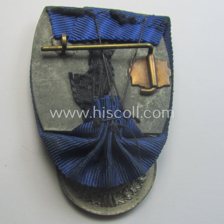 Bright-silver-toned WH (Heeres o. KM) so-called: 'Einzelspange' showing a: 'WH-Dienstauszeichnung 4. Stufe' (as was intended for 4 years of loyal-service) and that shows a detailed, Heeres o. KM-type-eagle-device, period-attached