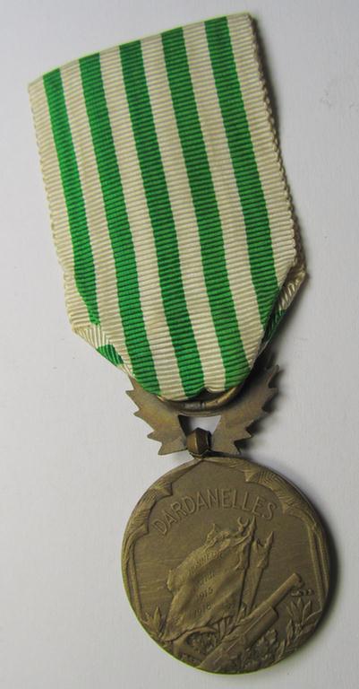 Attractive French, 'Troisieme Republic-period', so-called: 'Dardanelles'-islands campaign-medal (ie. 'Médaille Commémorative de l'Expédition du Dardanelles') that comes mounted on its period-ribbon