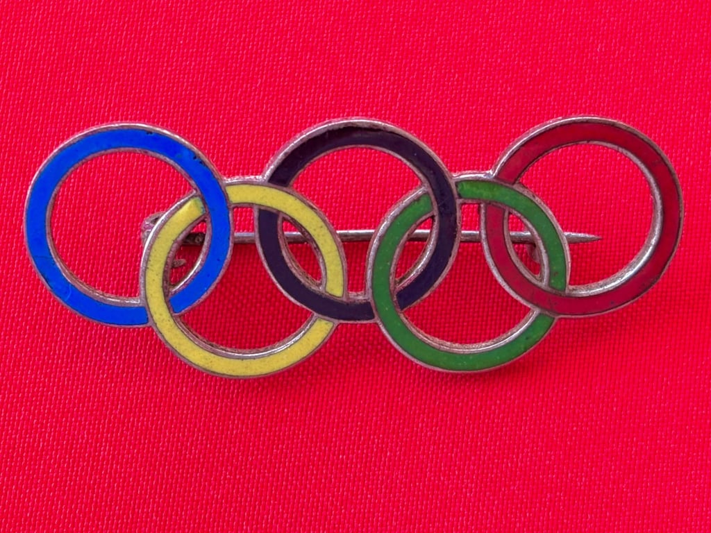 ANTIQUE AUTHENTIC 1936 OLYMPICS GAMES OFFICIAL VISITORS BADGE.
