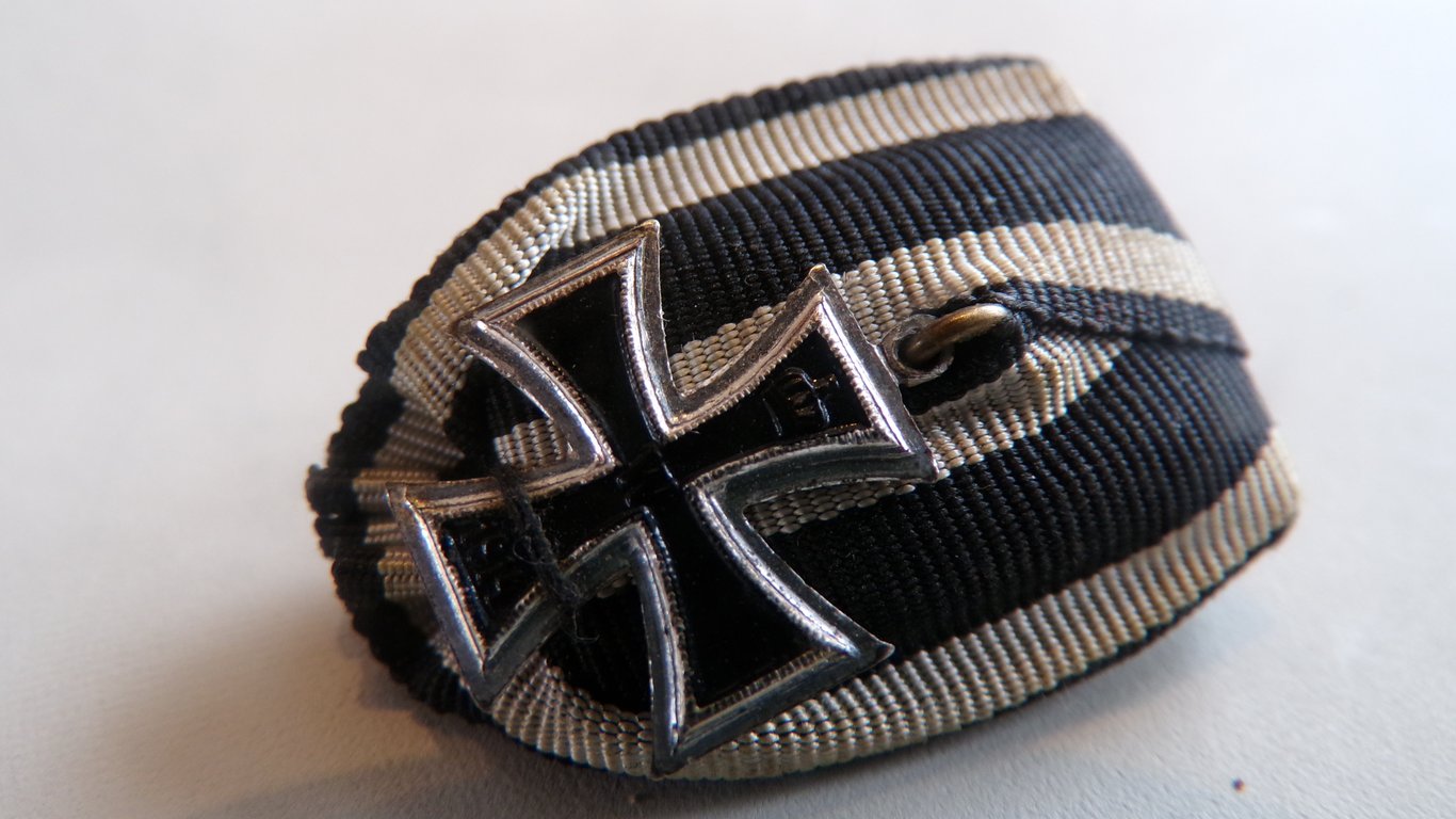 luxury version button hole Iron Cross WW1