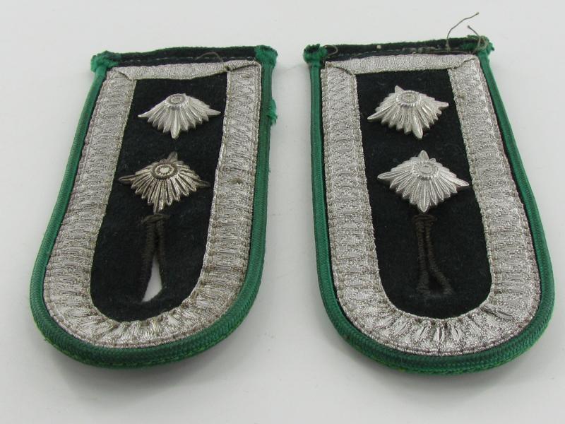 Wehrmacht (Heer) M36 Gebirgsjäger shoulder boards for ‘Oberfeldwebel’