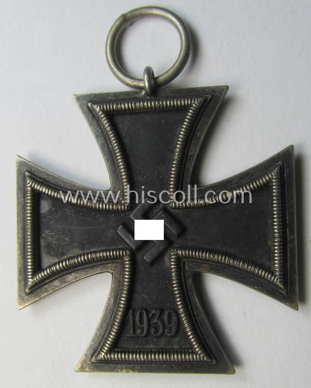 Attractive, 'Eisernes Kreuz II. Klasse' being a non-maker-marked example that comes together with its original- and never-mounted ribbon (ie. 'Bandabschnitt') as was (I deem) produced by the maker (ie. 'Hersteller'): 'J.E. Hammer & Söhne'
