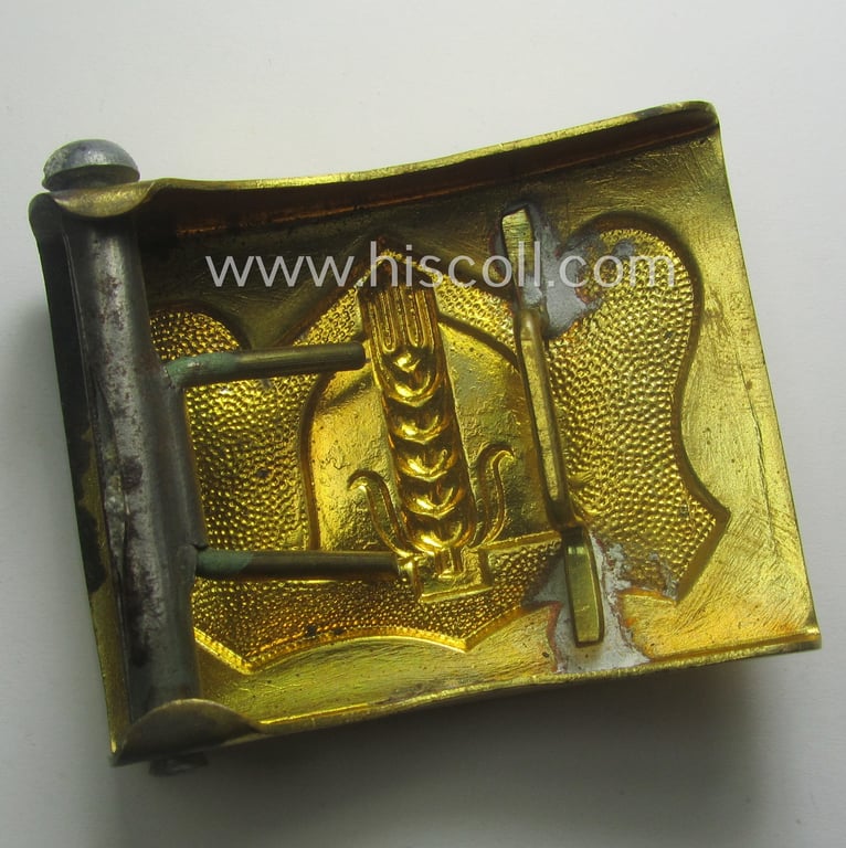 Golden-toned, Belgian (ie. Walloon-) 'Service des Volontaires du Travail'- (ie. 'S.V.T.W.' or: Belgian 'Arbeitsdienst') EM- (ie. NCO-) type belt-buckle being a (typical) non-maker-marked-example
