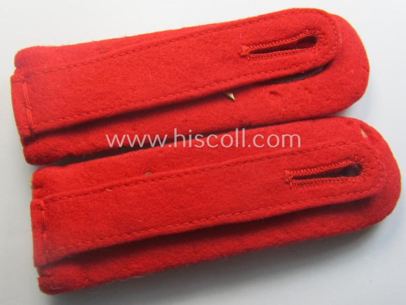 Pair of WH (Heeres) officers'-type shoulderboards as piped in the bright-red- (ie. 'hochroter'-) coloured branchcolour as was specifically intended for usage by a: 'Hauptmann eines (Sturm)Art.-Rgts. o. Abts.'