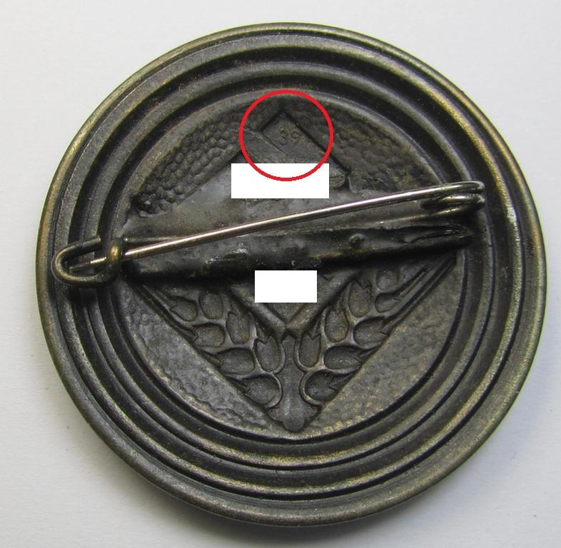 Attractive, 'Reichsarbeitsdienst der weiblichen Jugend' (or: RADwJ ie.: Womens Labour Service) so-called: 'Brosche für Kameradschaftsältesten' being a clearly: '1939'-dated example