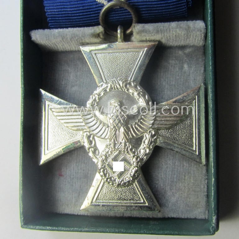 Bright-silver-toned 'Polizei-D.A. 2. Stufe' (or: police loyal-service medal 2nd class) that came together with its period (and long-sized!) ribbon (ie. 'Bandabschnitt') and that comes stored in its scarcely seen, green-coloured etui