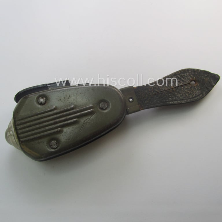 Superb - and in this official 'Wehrmacht'-issue-pattern rarely encountered! - example of a Dutch-produced, WWII-period, 'Philips - Type 7424-93' hand-operated flash-light, (aka: 'Knijpkat') clearly stamped: 'Wehrmachteigentum'
