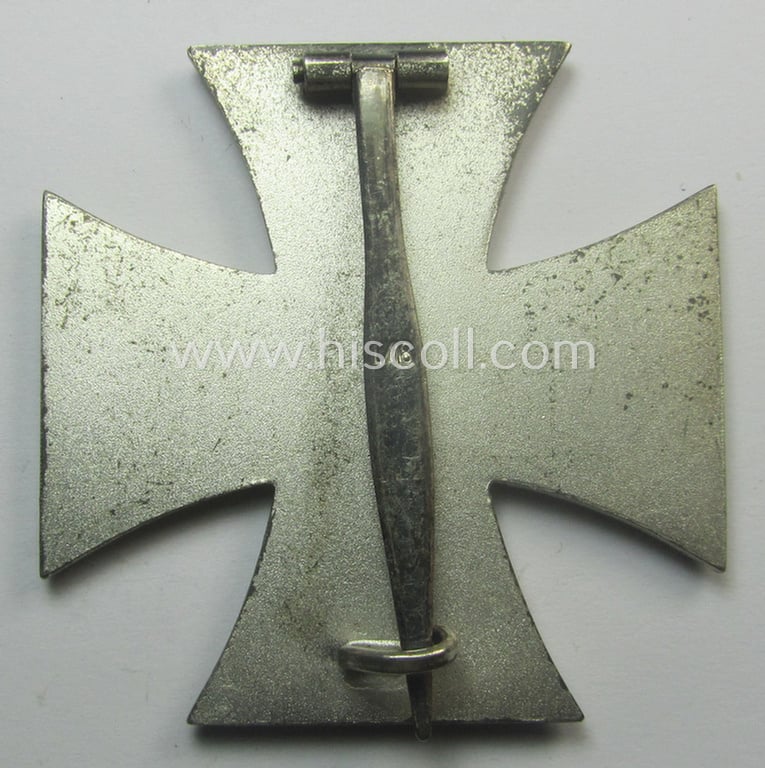 Superb, 'Eisernes Kreuz 1. Kl.' (or: Iron Cross 1st class) being a (typical) maker- (ie. 'L/18'-) marked example as was produced by the maker (ie. 'Hersteller'): 'B.H. Mayer's Kunstprägeanstalt' and that comes in its period (simplified) 'LDO-etui