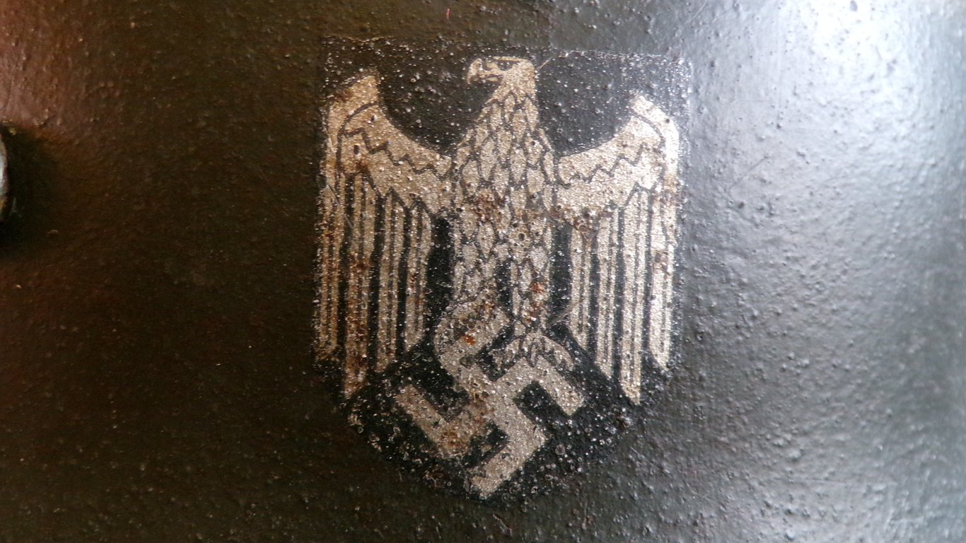 Wehrmacht M40 Single Decal Steel helmet