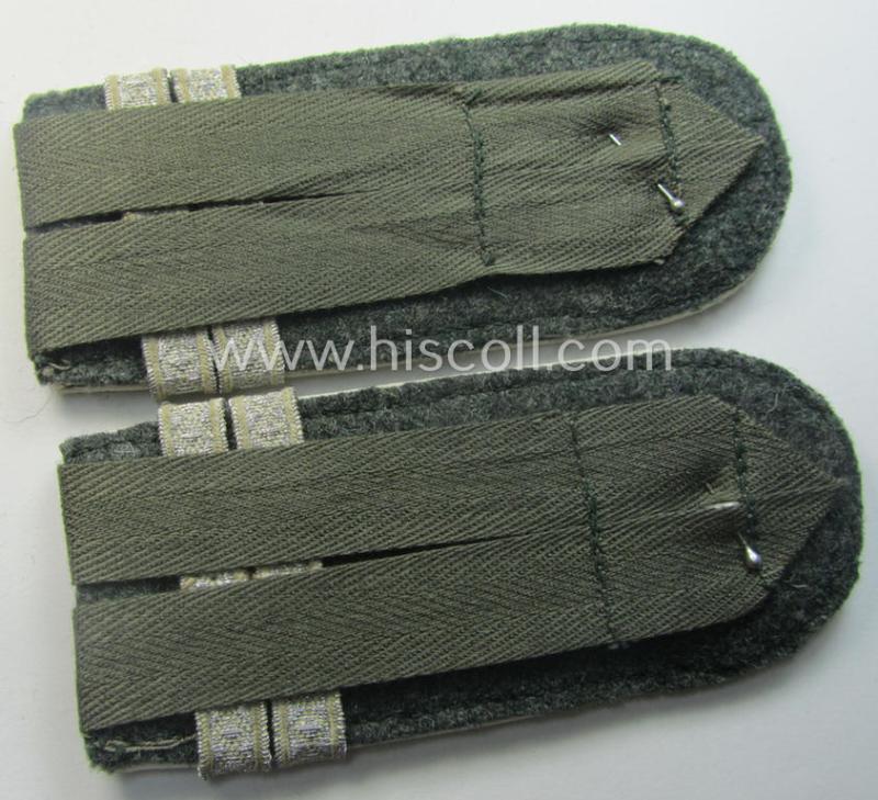Hardly worn - fully matching and scarcely encountered! - pair of WH (Heeres) later-war period- (ie. 'simplified'- ie. 'M44- o. M45'-pattern) EM-type shoulderstraps as intended for a: 'Soldat u. Offiz.-Anwärter der Infanterie-Trpn.'