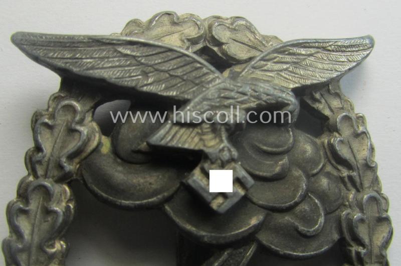 Luxuriously-styled, WH (LW) 'Erdkampfabzeichen' being a clearly maker- (ie. 'M.K. 5'-) marked by: 'Metall- u. Kunststoff'