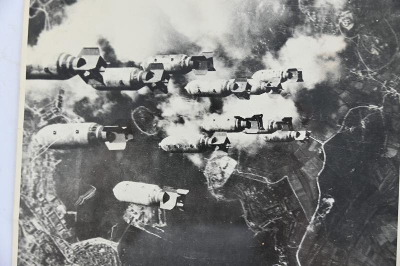 Allied WW2 Press Photo Dropping Bombs