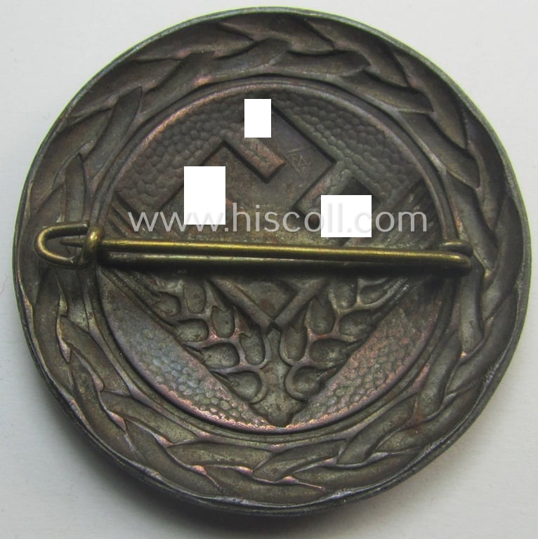'Reichsarbeitsdienst der weiblichen Jugend' (or: RADwJ ie.: Womens Labour Service) so-called: 'Brosche für Maidenführerin' (being a maker- ie. 'U'-marked- and/or '40'-dated example)