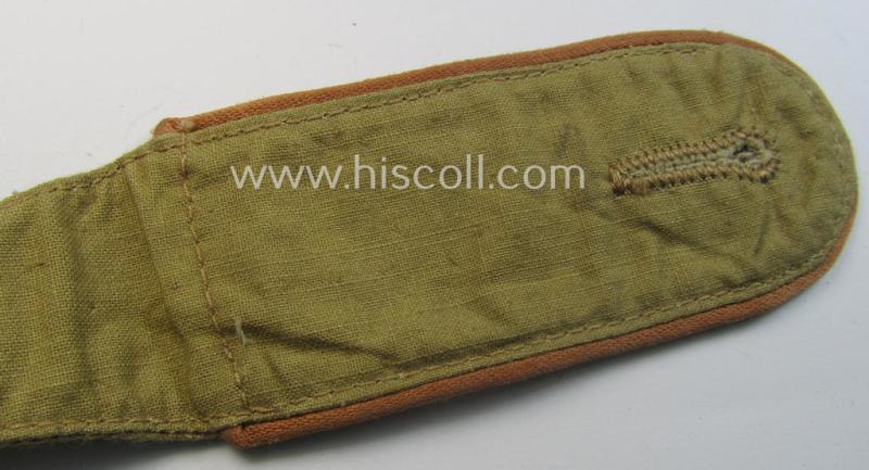 Single, WH (Luftwaffe) tropical-issued, EM-type-shoulderstrap as executed in beige-coloured linnen (as was specifically intended for usage on the tropical-shirts ie. tunics) as was intended for a: 'Soldat der Nachrichten-Truppen'