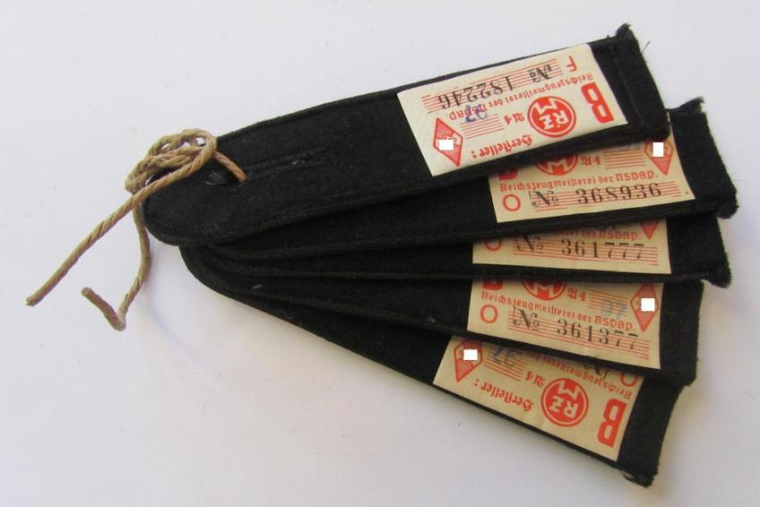 Superb, 'DJ' ('Deutsches Jungvolk') shoulderstrap that was intended for usage by a member within 'Bann 539' (539 = Vöcklabruck), being a virtually mint-/unissued example still retaining its period-attached 'RzM'-etiket