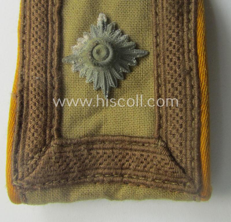 Single, WH (Luftwaffe) tropical-issued, NCO-type-shoulderstrap as executed in beige-coloured linnen (as was specifically intended for usage on the tropical-shirts ie. tunics) as was intended for an: 'Feldwebel der Flieger- o. FJ-Trpn.'
