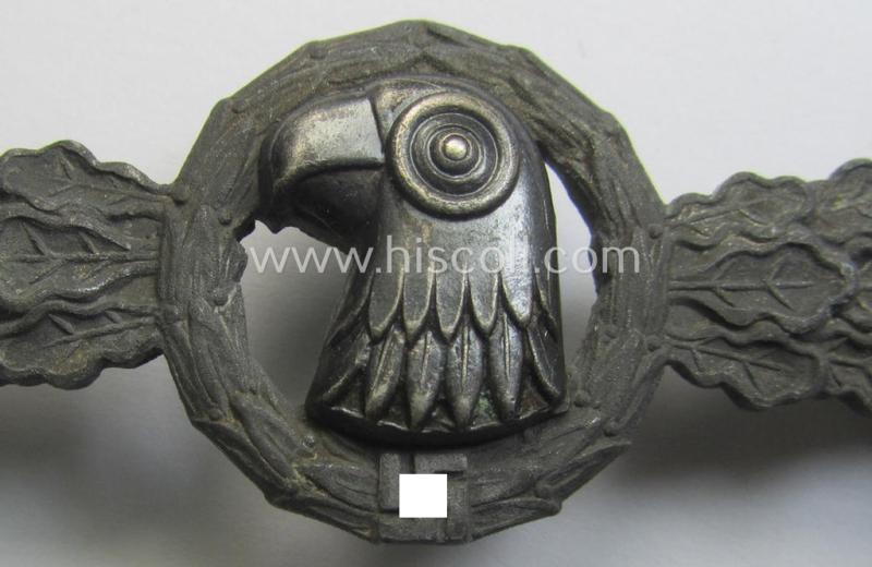 WH (Luftwaffe) 'Frontflugspange für Aufklärer in Silber' being a (typical) non-maker-marked example as (partly) executed in 'Feinzink'-based metal