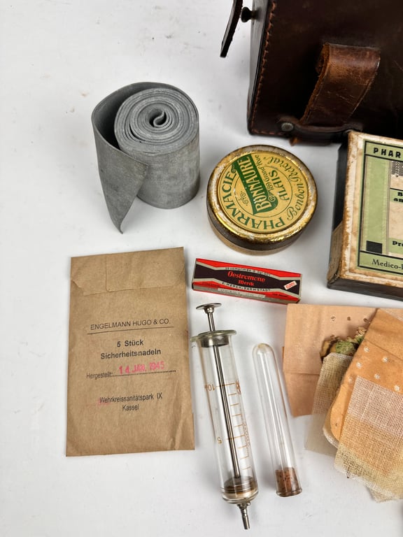 WW2 German "Sanitatertasche" with content