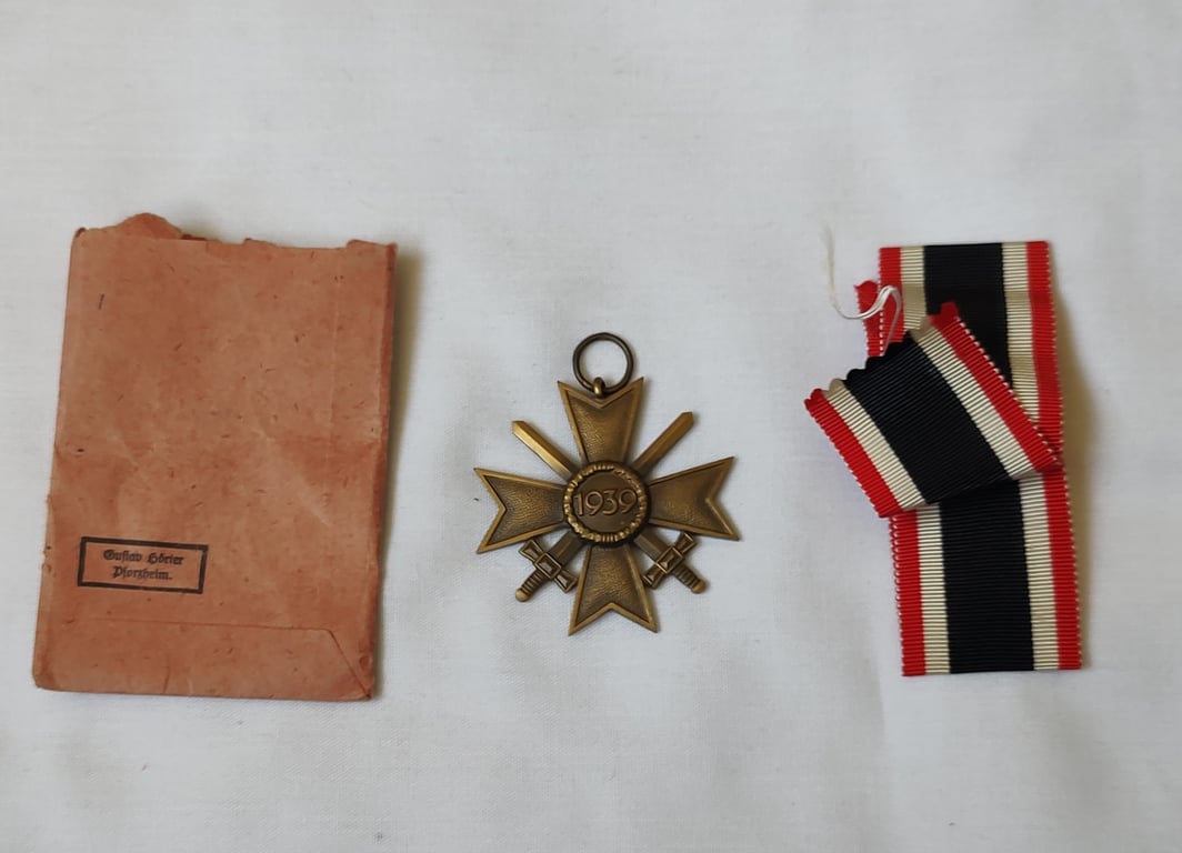 Medal set: KvK 2. 'Klasse mit Schwerten' (War merit cross with swords) and issue packet