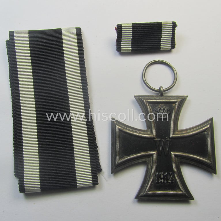 Superb - and quite unusual! - WWI-period: 'Eisernes Kreuz II. Kl.' (or: iron cross second class) being a maker- (ie. 'M'-) marked example that comes stored in its luxuriously-styled, greyish-coloured etui as issued and/or found