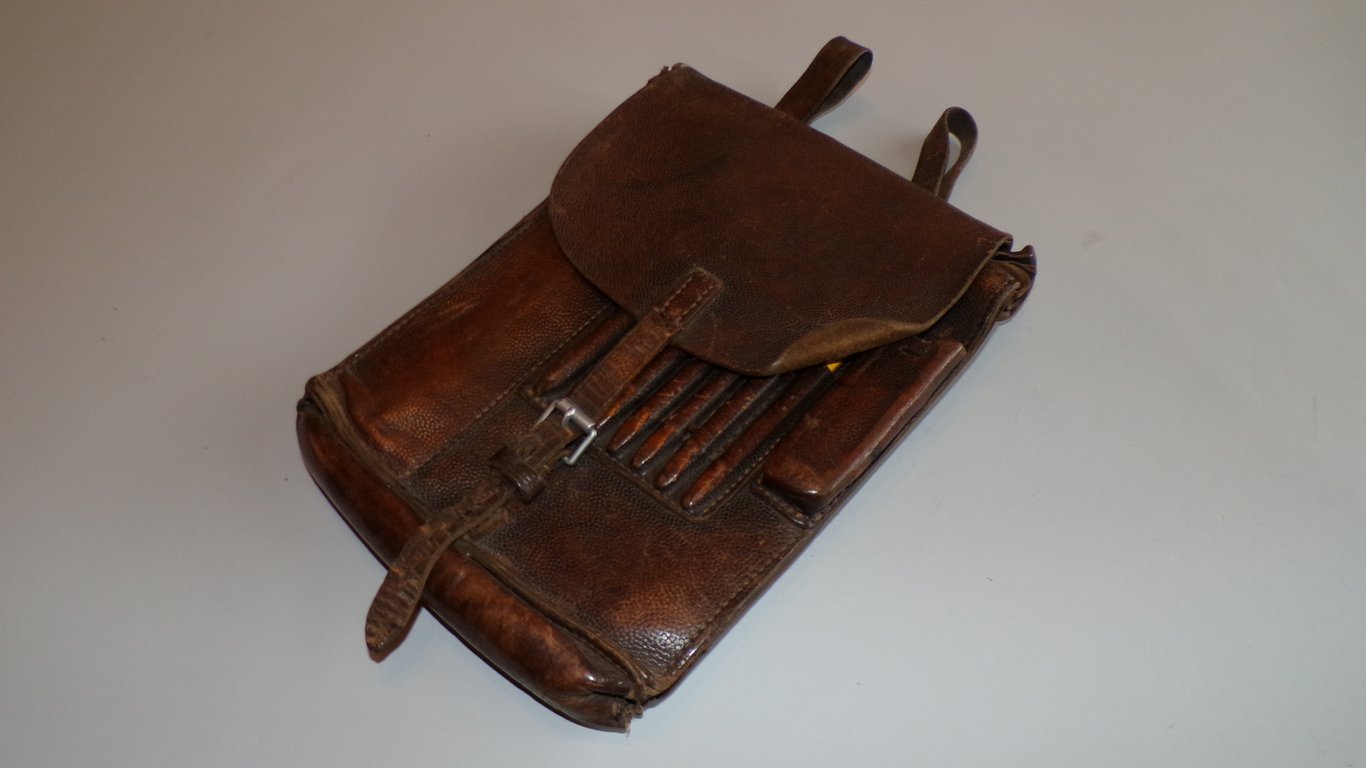 Kartentasche with content