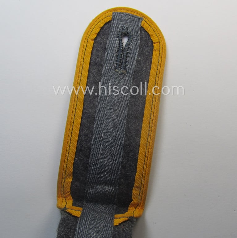 Single - but nevertheless scarcely encountered! - WH (Luftwaffe) later-war period- (ie. 'simplified'- ie. 'M44- o. M45'-pattern-) EM-type shoulderstrap as was intended for a: 'Soldat der Flieger o. Fallschirmjäger-Trpn.'