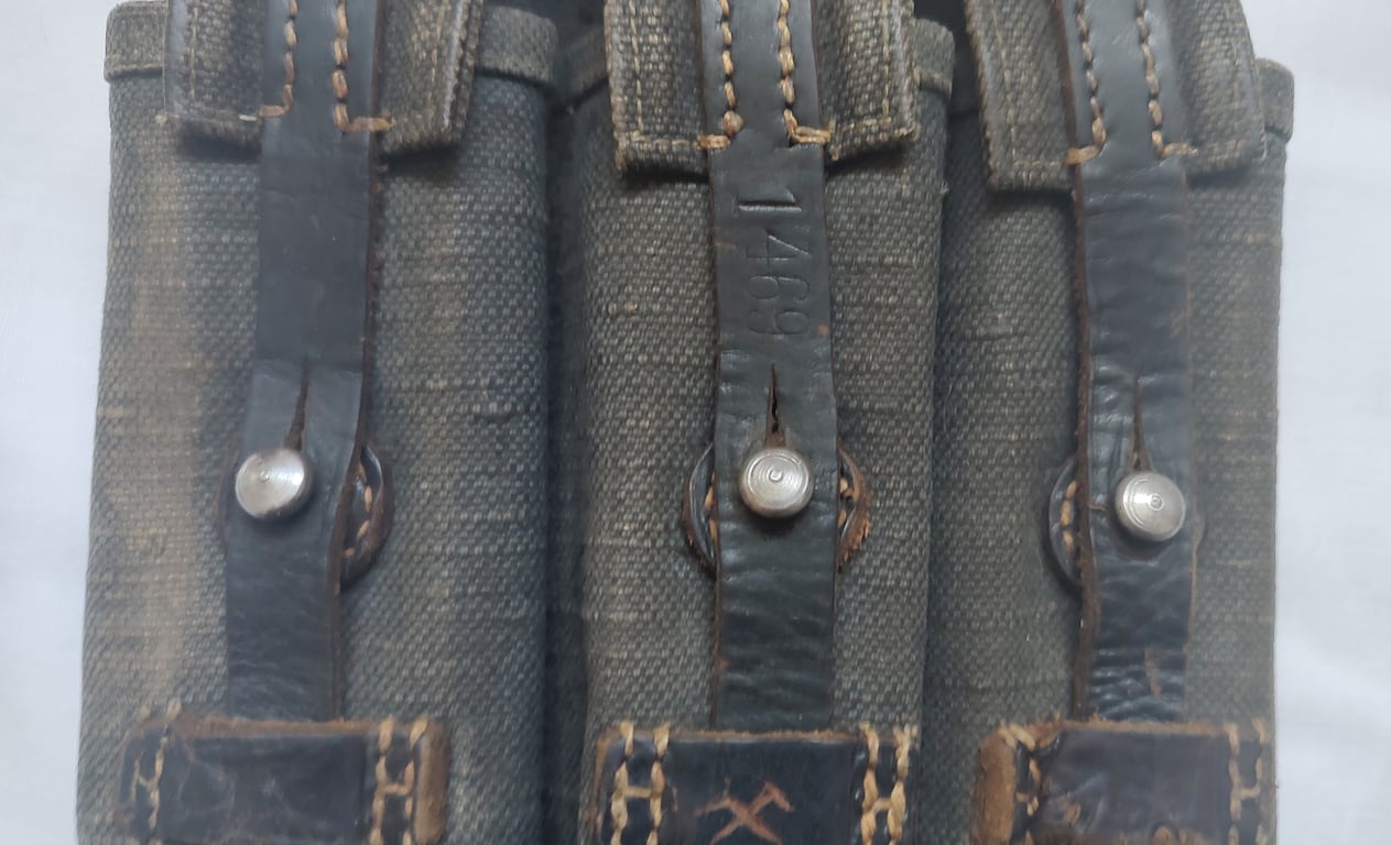 Original mid war MP40 canvas pouch (left hand side)