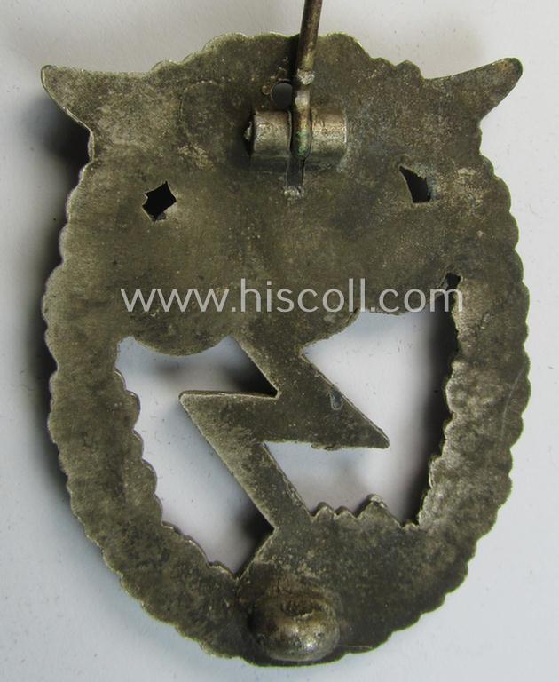 Neat - and just moderately used! - later-war-period, zinc- (ie. 'Feinzink'-) based version of a WH (Luftwaffe) 'Erdkampfabzeichen' being a (typical) non-maker-marked example by the Austrian-based: 'Arno Wallpach'-company