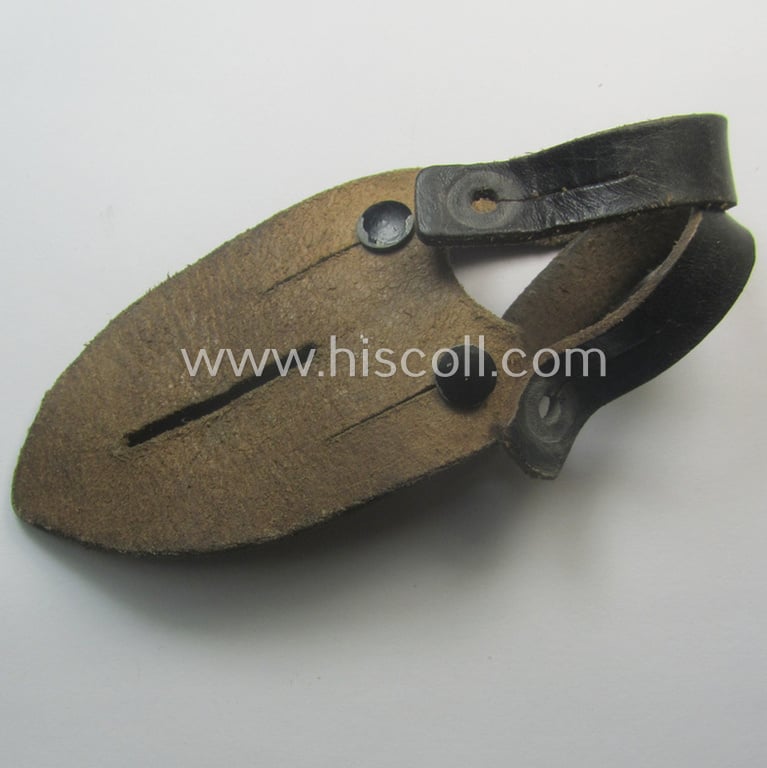 'Standard-issue'-pattern, WH binoculars (ie. 'Dienstglas 6 x 30 o. 10 x 50') so-called: 'anti-movement flap' (or: 'Tragelasche für Dienstgläser') as was executed in black-coloured leather that comes in an issued- ie. used-, condition