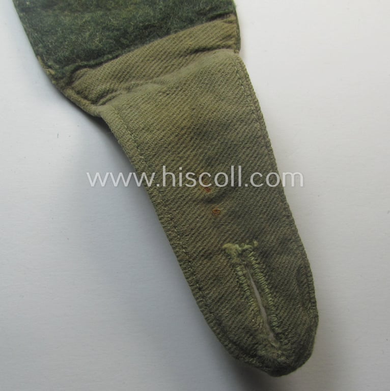 Neatly 'cyphered'- (and pre-war-period albeit regrettably single!), WH (Kriegs- o. Reichsmarine) EM-type shoulderstrap as constructed from HBT-material as intended for a: 'Soldat des Küsten-Artillerie-Abtgs. 6'