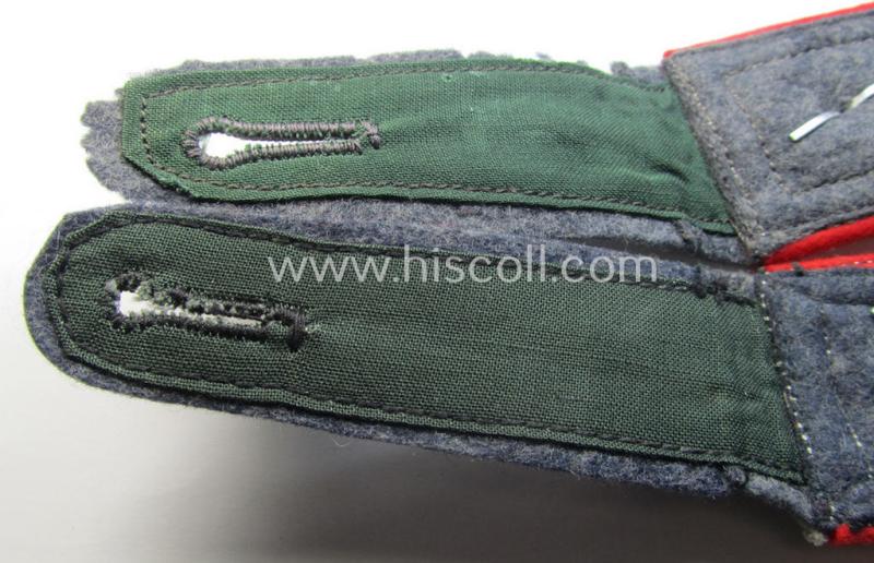 Neat - and/or fully matching! - pair of WH (Luftwaffe) NCO-type shoulderstraps as piped in the bright-red branchcolour as was intended for a: 'Feldwebel o. Wachtmeister der Flak-Artillerie-Truppen'