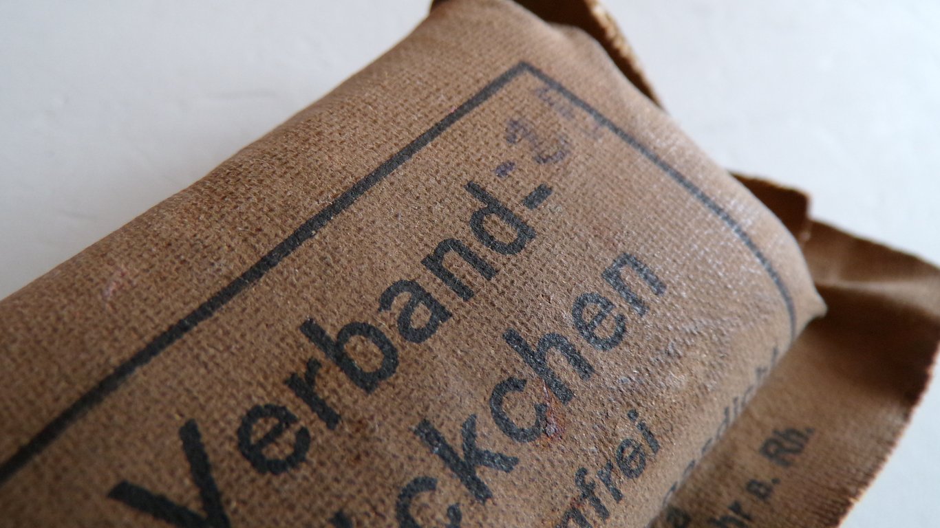 Verbandpäckchen (field dressing) 1944