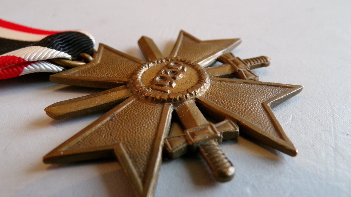 Kriegsverdienskreuz mit schwerten