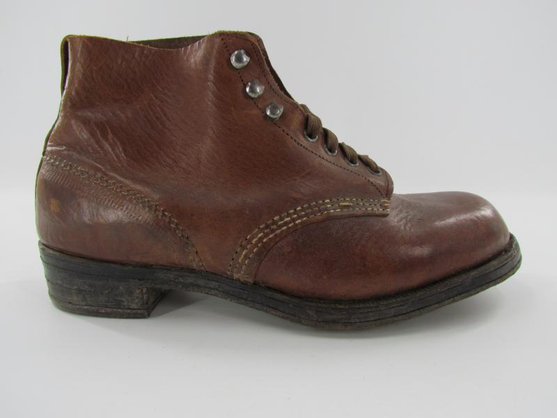 Low Boots ( Schnurschuhe ) with hobnails
